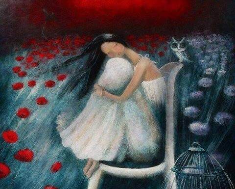 Frau im Mohnfeld umarmt sich selbst