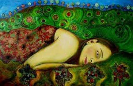 Reife Frau auf Blumen gebettet