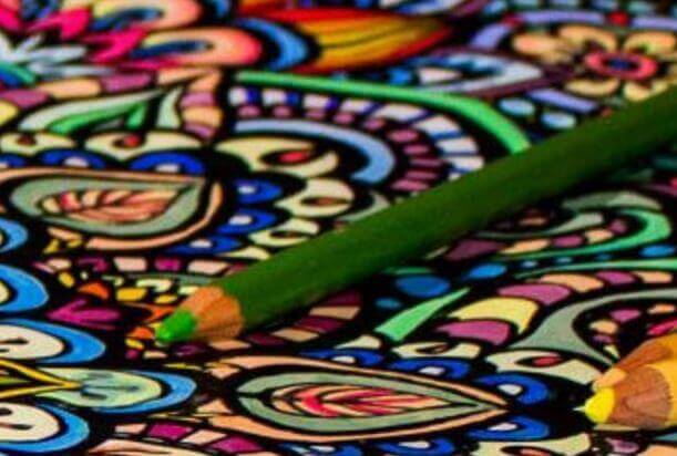 Grüner Stift über ausgemalten Mustern