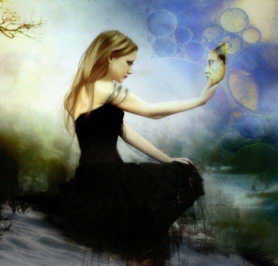 Frau schaut sich eine Maske an