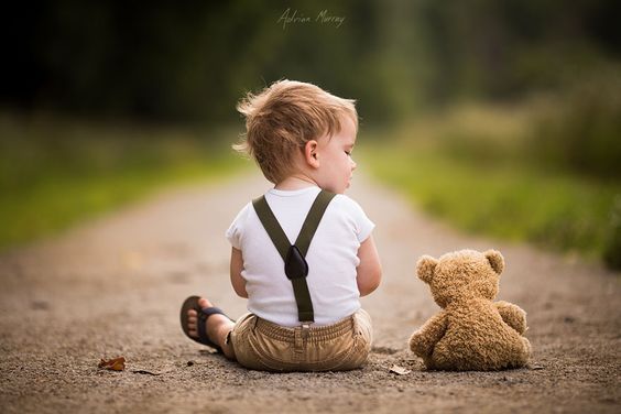 kleiner-Junge-mit-Teddybaer