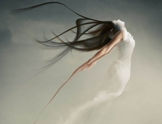 Frau öffnet sich Neuem gegenüber