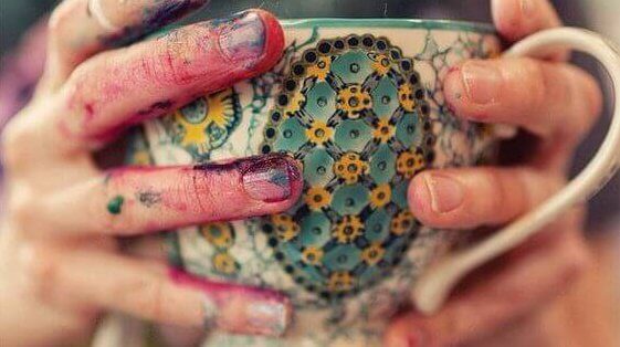 farbige-hand-haelt-tasse