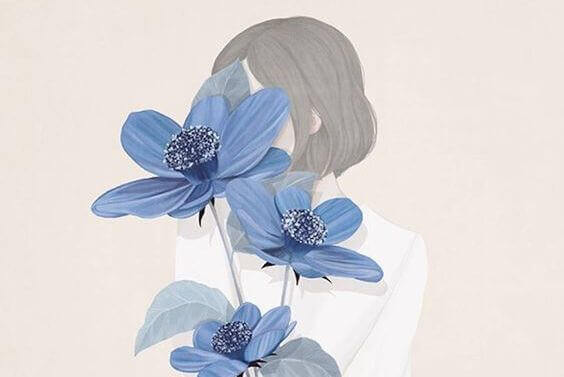 frau-hinter-blauen-blumen