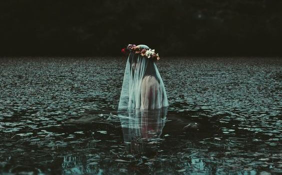 frau-im-wasser