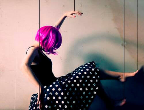 frau-lila-haare