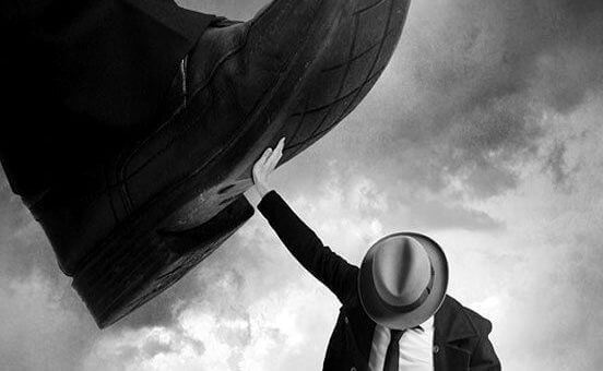 mann-versucht-sich-nicht-zertreten-zu-lassen