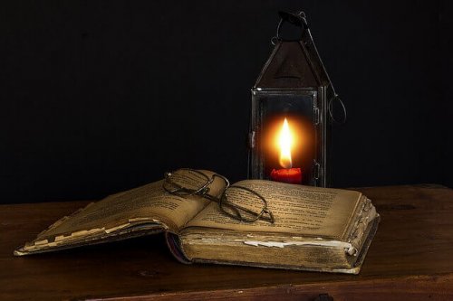 Altes Buch und Kerze