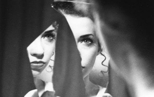 frau-betrachtet-sich-im-spiegel