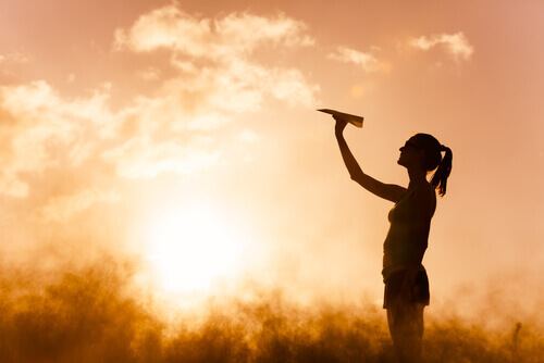 frau-mit-papierflieger