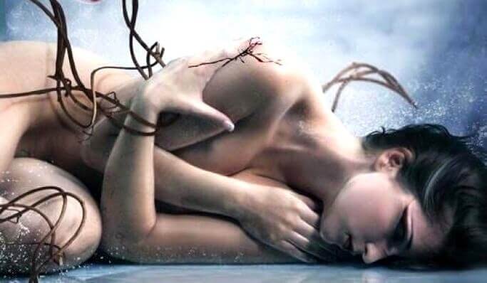 frau-unter-dornenaesten