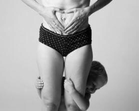 frau-zeigt-ihren-bauch