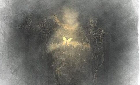 kind-mit-schmetterling