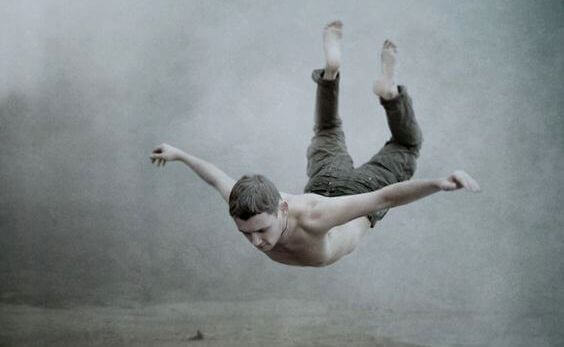 mann-faellt-auf-boden