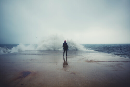 mann-steht-vor-dem-meer
