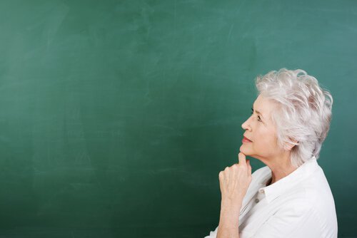 aeltere-frau-nachdenklich