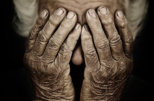 Alter Mensch mit faltigen Händen