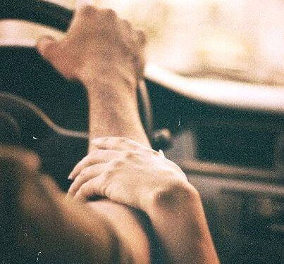 frau-beruehrt-arm-eines-mannes