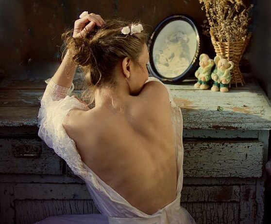 frau-mit-weissem-kleid