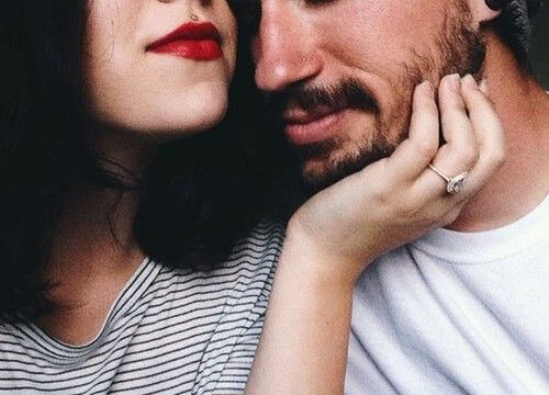 frau-streichelt-wange-ihres-partners