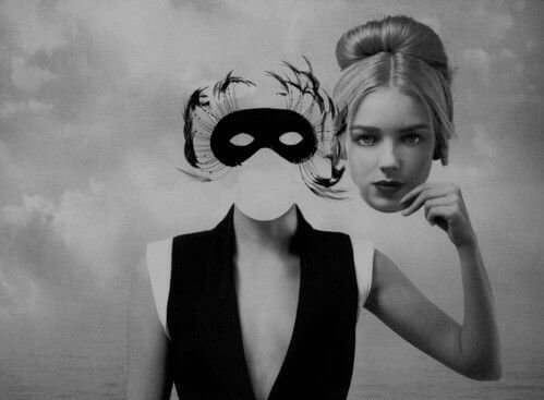 frau-versteckt-sich-hinter-einer-maske