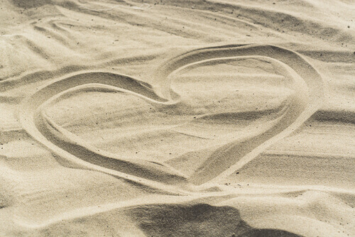 herz-gezeichnet-im-sand