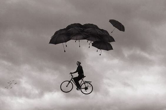 mann-auf-fahrrad-im-himmel