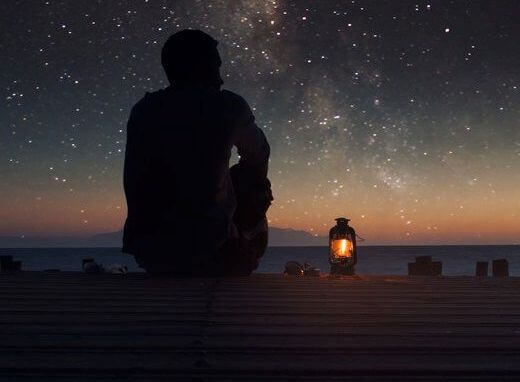 mann-schaut-in-sternenhimmel