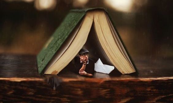 mann-unter-einem-buch