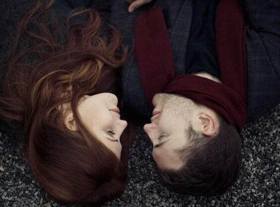 paerchen-auf-dem-boden-liegend