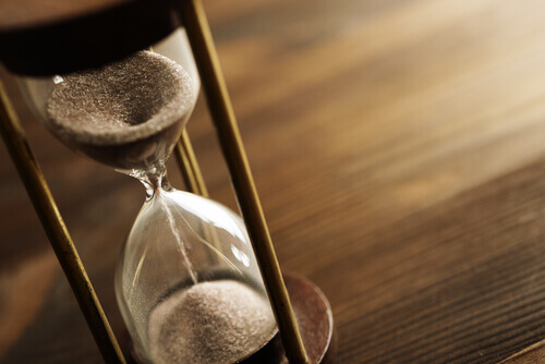 Eine Sanduhr, die auf einem Holztisch steht