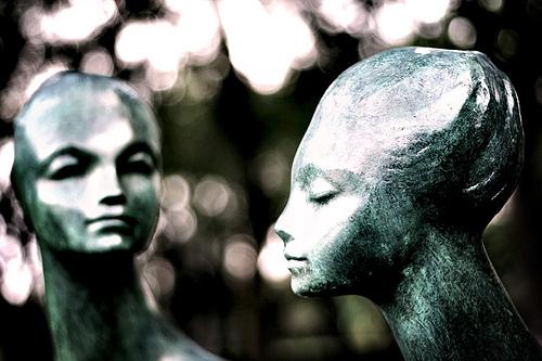 zwei-statuen-frauenkopf