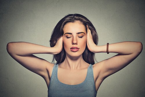 frau-haelt-sich-ohren-zu