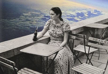 frau-sieht-in-die-ferne