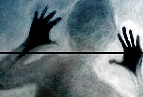 gestalt-hinter-einer-scheibe