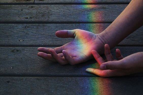haende-im-regenbogen-symbol-für-träumen