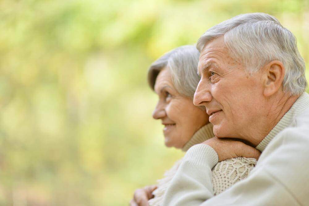 aelteres-paar-mit-grauen-haaren