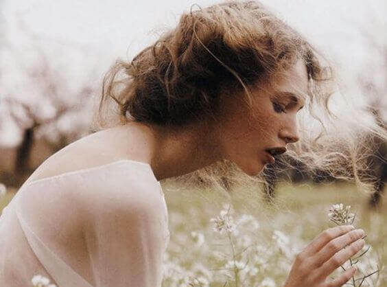frau-mit-blume2