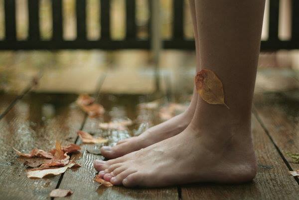 fuesse-im-laub