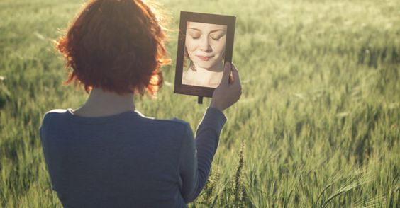 frau-schaut-in-spiegel