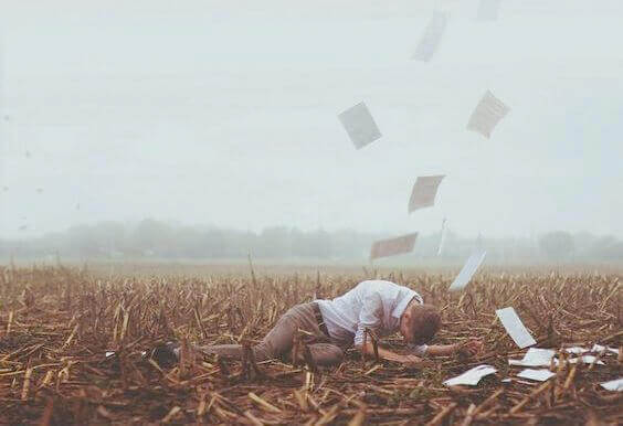 mann-am-boden-zerstoert