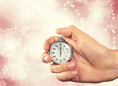 Stoppuhr in Hand