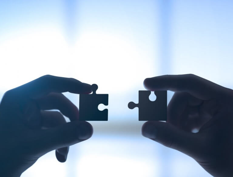 Haende-mit-Puzzleteilen