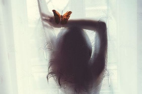 Frau-und-Schmetterling
