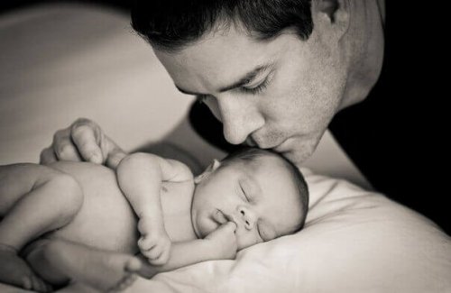 Ein sich um sein Baby kümmernder Vater hilft nicht nur, sondern wird der Vaterrolle gerecht