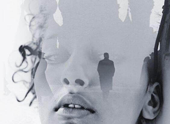 Frau erinnert sich an vergangene Situation