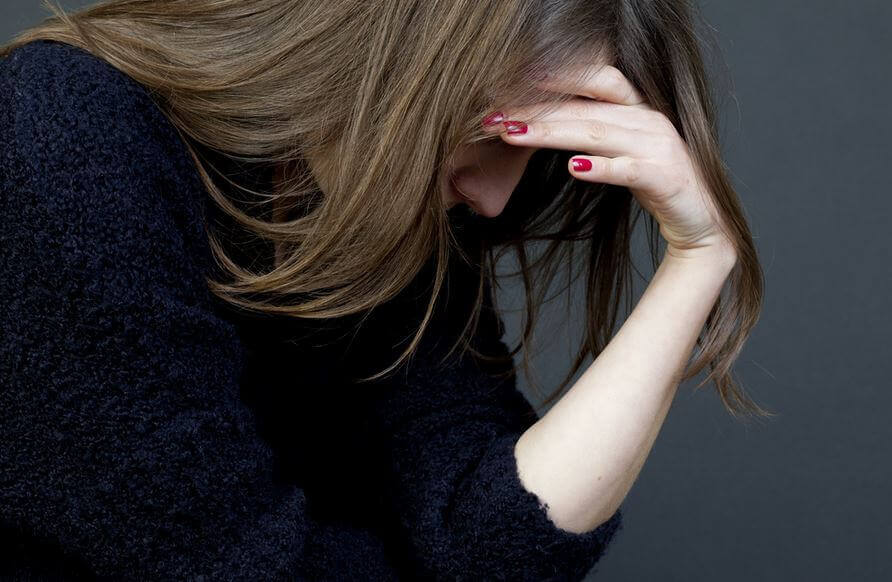 Frau weiß nicht, wie sie ihre Probleme bewältigen kann