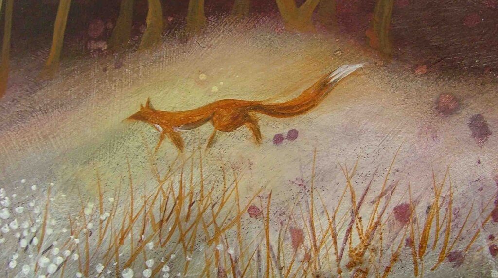 Ein Fuchs streift durch eine nebelbedeckte Lichtung.