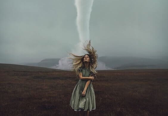 Selbstsabotage lastet schwer auf einem Menschen