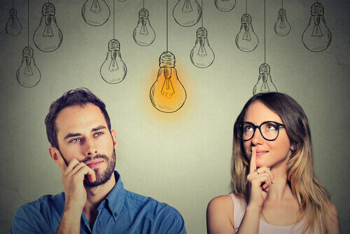 Ein Mann und eine Frau denken über Strategien zur Problemlösung nach